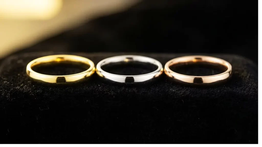 Tres anillos en oro amarillo, oro blanco y oro rosa mostrando los diferentes quilates del oro en Joyería Mikel Bilbao